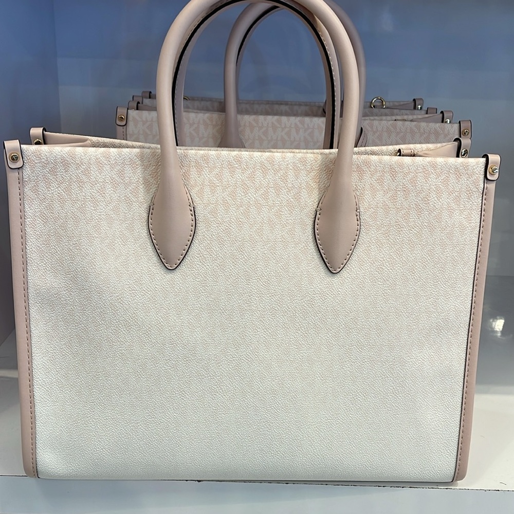 MICHAEL KORS Mirella Medium EW Ombré Logo Tote Bag
POWDER BLUSH
NWT - Picture 5 of 12